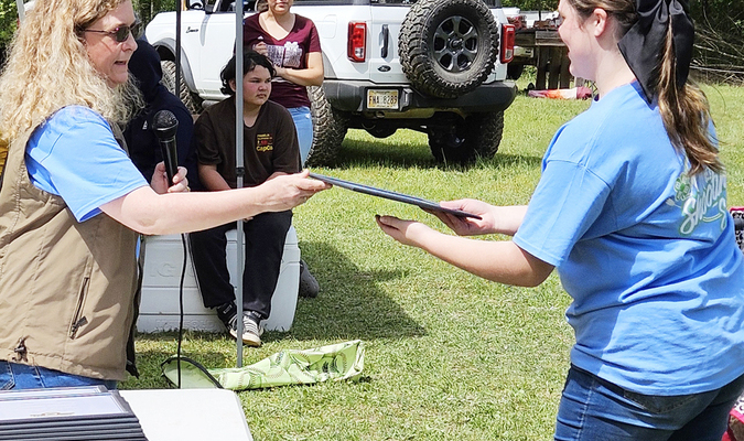 Submitted | Franklin Advocate
Reese Kyle (right) receives her award certificate from Traci Carraway.
Kyle placed third in the Shotgun competition.